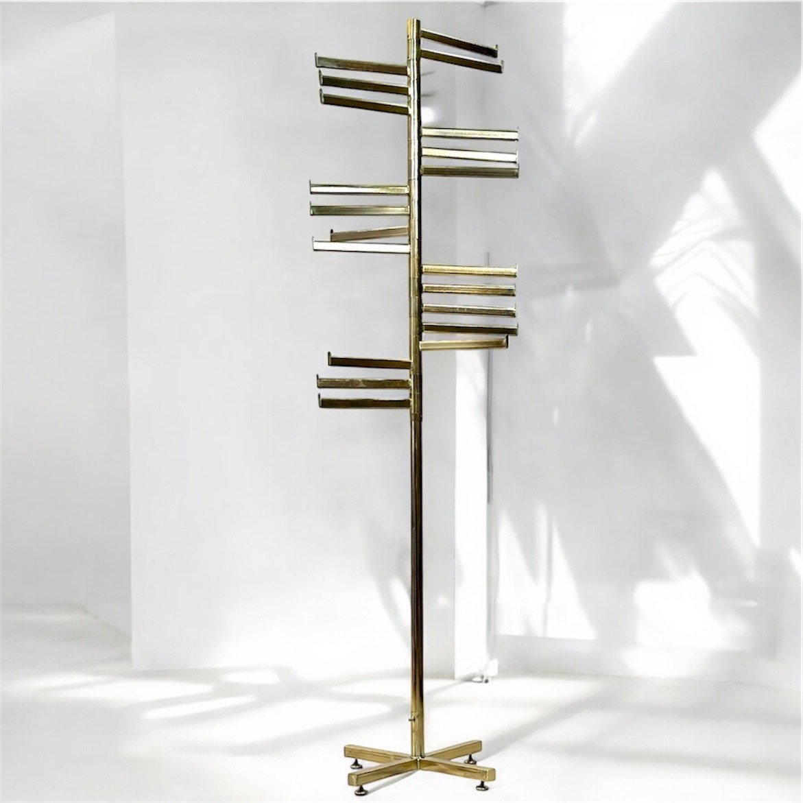 رگال شاخکی، جایی که لباس و شال شما با نظم و جلوه ای خاص، همیشه در دسترس است.