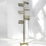 رگال شاخکی، جایی که لباس و شال شما با نظم و جلوه ای خاص، همیشه در دسترس است.