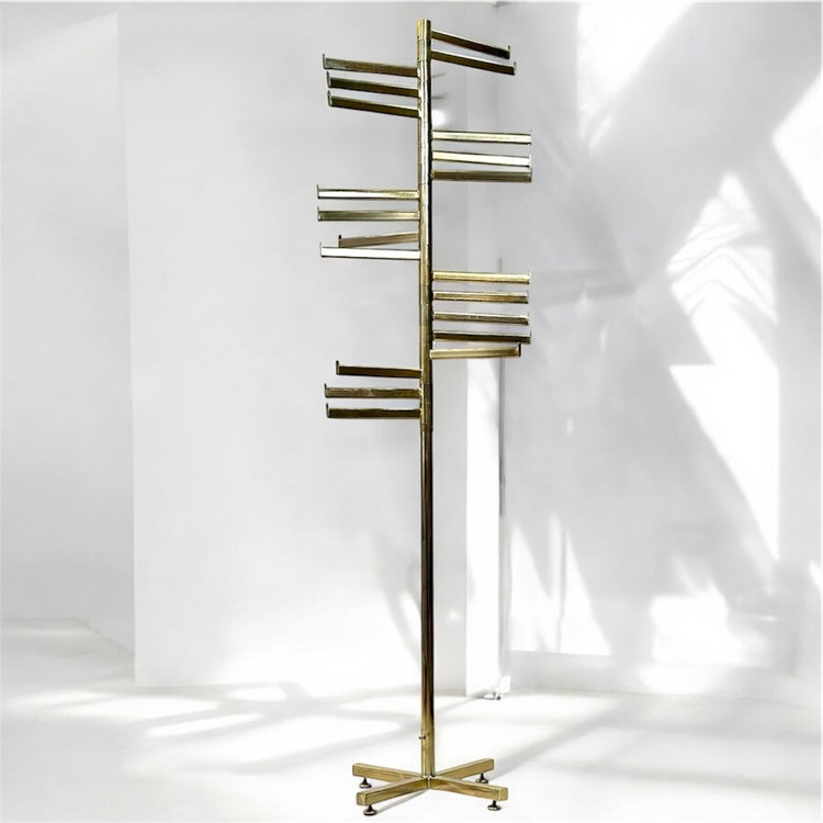 رگال شاخکی، جایی که لباس و شال شما با نظم و جلوه ای خاص، همیشه در دسترس است.